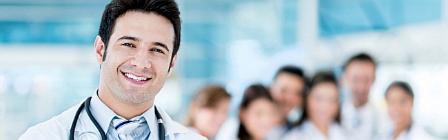 Хороший доктор с улыбкой